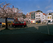 842266 Gezicht op op de Korte Minrebroederstraat te Utrecht, met links de gestapelde bouwkeet aan de achterzijde van ...